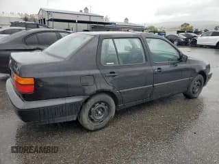 ✅ 1997 Volkswagen Jetta • VIN: 3VWRB81H2VM070024 • Lot: 49230155. Wystawiony na Copart z przebiegiem Nie podano. Bezpłatny archiwum sprzedaży aukcyjnych z USA i szczegółowy raport historii pojazdu na DreamBid. Zdjęcie 3.