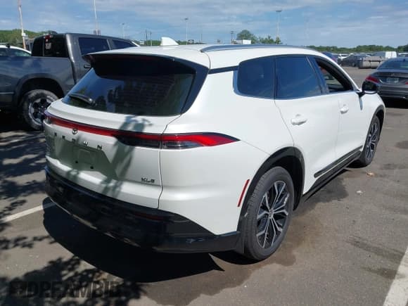 ✅ 2025 Toyota Crown XLE • VIN: JTDACAAJ2S3015254 • Лот: 43014760. Опубликован ранее на IAAI с пробегом 7 278 миль. Бесплатный доступ к архиву аукционных продаж из США и подробный отчёт об истории автомобиля на DreamBid. Изображение 4.