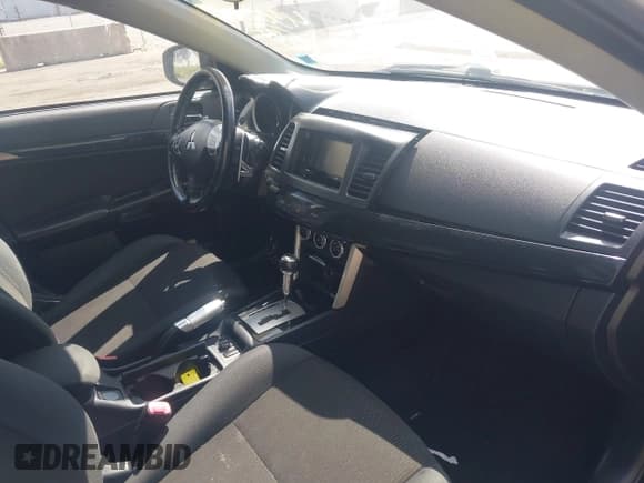 ✅ 2017 Mitsubishi Lancer ES • VIN: JA32V2FW6HU002808 • Lot: 43029903. Wystawiony na IAAI z przebiegiem 100 564 mil. Bezpłatny archiwum sprzedaży aukcyjnych z USA i szczegółowy raport historii pojazdu na DreamBid. Zdjęcie 5.