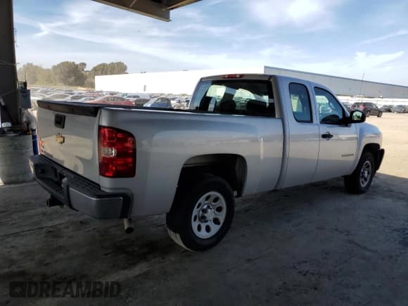 ✅ 2010 Chevrolet Silverado 1500 • VIN: 1GCSCPEA3AZ139675 • Лот: 55034675. Опубликован ранее на Copart с пробегом 141 314 миль. Бесплатный доступ к архиву аукционных продаж из США и подробный отчёт об истории автомобиля на DreamBid. Изображение 3.