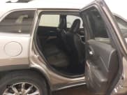 ✅ 2018 Jeep Cherokee Limited • VIN: 1C4PJMDB6JD613166 • Lot: 43260618. Wystawiony na IAAI z przebiegiem 92 627 mil. Bezpłatny archiwum sprzedaży aukcyjnych z USA i szczegółowy raport historii pojazdu na DreamBid. Zdjęcie 8.