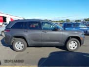 ✅ 2023 Jeep Grand Cherokee Laredo • VIN: 1C4RJHAG4PC586189 • Lot: 43442603. Wystawiony na IAAI z przebiegiem 18 272 mil. Bezpłatny archiwum sprzedaży aukcyjnych z USA i szczegółowy raport historii pojazdu na DreamBid. Zdjęcie 13.