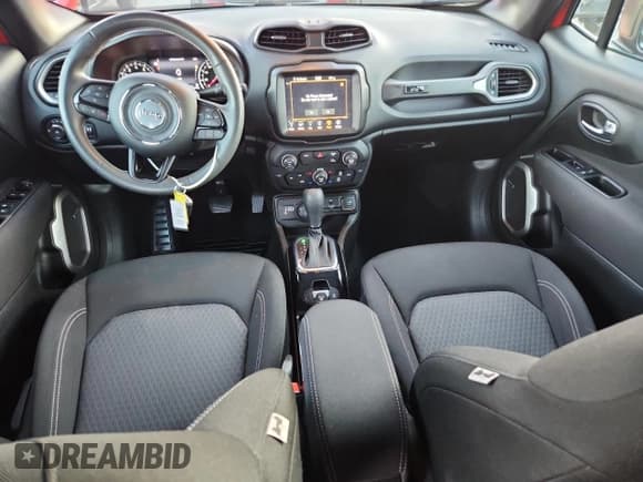 ✅ 2021 Jeep Renegade Latitude • VIN: ZACNJDBB6MPM75898 • Lot: 82727755. Wystawiony na Copart z przebiegiem 71 737 mil. Bezpłatny archiwum sprzedaży aukcyjnych z USA i szczegółowy raport historii pojazdu na DreamBid. Zdjęcie 8.
