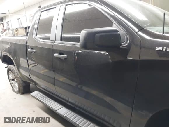 ✅ 2020 Chevrolet Silverado 1500 Custom • VIN: 1GCRWBEF0LZ247758 • Lot: 40836607. Wystawiony na IAAI z przebiegiem 83 727 mil. Bezpłatny archiwum sprzedaży aukcyjnych z USA i szczegółowy raport historii pojazdu na DreamBid. Zdjęcie 13.
