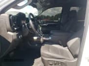 ✅ 2024 Chevrolet Silverado 1500 LT Trail Boss • VIN: 3GCUDFED8RG133800 • Lot: 80918655. Wystawiony na Copart z przebiegiem 21 714 mil. Bezpłatny archiwum sprzedaży aukcyjnych z USA i szczegółowy raport historii pojazdu na DreamBid. Zdjęcie 7.