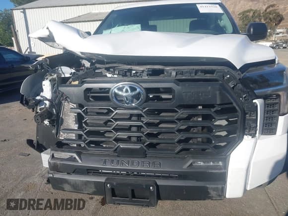 ✅ 2024 Toyota Tundra SR5 • VIN: 5TFLA5DB0RX211156 • Lot: 41412928. Wystawiony na IAAI z przebiegiem 4 722 mil. Bezpłatny archiwum sprzedaży aukcyjnych z USA i szczegółowy raport historii pojazdu na DreamBid. Zdjęcie 18.