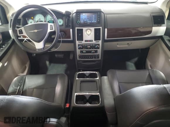 ✅ 2010 Chrysler Town & Country Touring Plus • VIN: 2A4RR8DX4AR449122 • Lot: 81642995. Wystawiony na Copart z przebiegiem 119 456 mil. Bezpłatny archiwum sprzedaży aukcyjnych z USA i szczegółowy raport historii pojazdu na DreamBid. Zdjęcie 8.