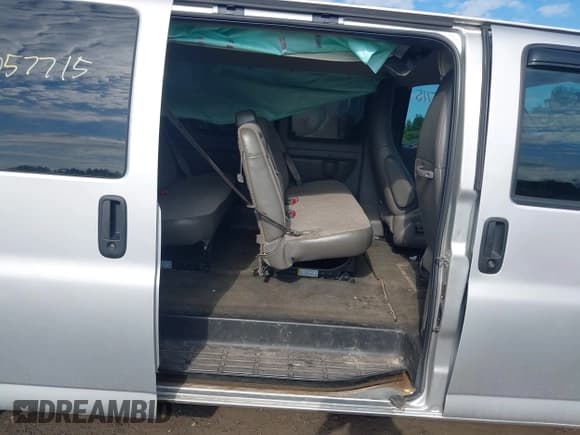 ✅ 2019 Chevrolet Express Passenger LT • VIN: 1GAZGPFGXK1228870 • Lot: 43057715. Wystawiony na IAAI z przebiegiem 89 246 mil. Bezpłatny archiwum sprzedaży aukcyjnych z USA i szczegółowy raport historii pojazdu na DreamBid. Zdjęcie 8.