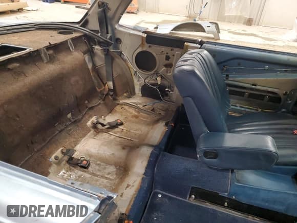 ✅ 1976 Mercedes-Benz SLC • VIN: 10702412013964 • Lot: 90460335. Listed on Copart with 84,495 mi. Free auction sales archive from the USA and detailed vehicle history report at DreamBid. Image 10.