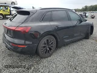 ✅ 2024 Audi Q8 e-tron Prestige • VIN: WA16ABGE0RB007398 • Lot: 74084044. Wystawiony na Copart z przebiegiem Nie podano. Bezpłatny archiwum sprzedaży aukcyjnych z USA i szczegółowy raport historii pojazdu na DreamBid. Zdjęcie 3.
