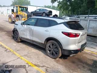 2021 Chevrolet Blazer RS z VIN 3GNKBKRS5MS574473, wystawiony jako IAAI lot #42888076 z przebiegiem 43 439 mil mil oraz . Historia ofert i sprzedaży dostępna na DreamBid. Obrazek 3.