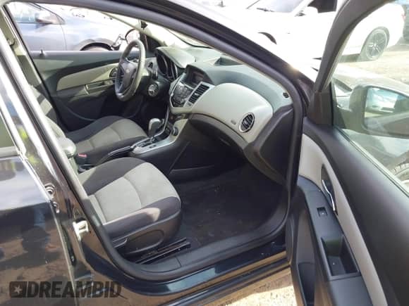 2014 Chevrolet Cruze LS z VIN 1G1PA5SG5E7213648, wystawiony jako IAAI lot #43625005 z przebiegiem 169 525 mil mil oraz . Historia ofert i sprzedaży dostępna na DreamBid. Obrazek 5.