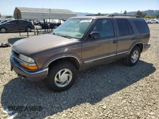 ✅ 1999 Chevrolet Blazer LS • VIN: 1GNDT13W2X2221135 • Lot: 81227345. Wystawiony na Copart z przebiegiem 220 374 mil. Bezpłatny archiwum sprzedaży aukcyjnych z USA i szczegółowy raport historii pojazdu na DreamBid. Zdjęcie 1.