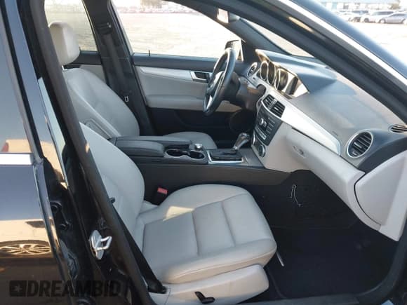 ✅ 2014 Mercedes-Benz C 250 Sport • VIN: WDDGF4HB7EA946274 • Лот: 43928785. Опубликован ранее на IAAI с пробегом 213 127 миль. Бесплатный доступ к архиву аукционных продаж из США и подробный отчёт об истории автомобиля на DreamBid. Изображение 5.