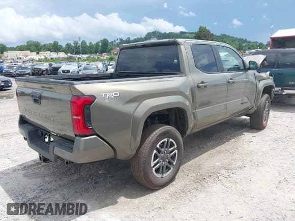 ✅ 2025 Toyota Tacoma SR • VIN: 3TMLB5JN8SM108333 • Лот: 42528079. Опубликован ранее на IAAI с пробегом 3 596 миль. Бесплатный доступ к архиву аукционных продаж из США и подробный отчёт об истории автомобиля на DreamBid. Изображение 4.