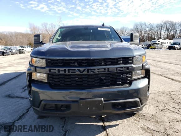 ✅ 2021 Chevrolet Silverado 1500 Custom • VIN: 3GCPYBEH1MG174260 • Lot: 87165514. Wystawiony na Copart z przebiegiem 46 231 mil. Bezpłatny archiwum sprzedaży aukcyjnych z USA i szczegółowy raport historii pojazdu na DreamBid. Zdjęcie 5.