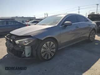 2021 Mercedes-Benz CLA 250 z VIN W1K5J4GB4MN172239, wystawiony jako Copart lot #66723855 z przebiegiem 53 332 mil mil oraz Szkoda całkowita • Salvage title. Historia ofert i sprzedaży dostępna na DreamBid. Obrazek 1.