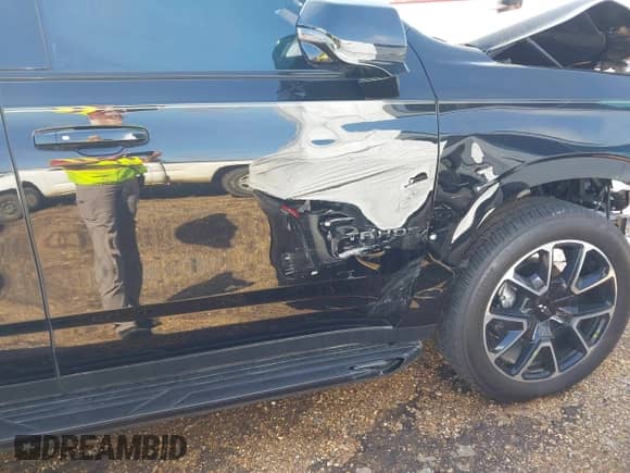 2024 Chevrolet Tahoe RST z VIN 1GNSCRKD0RR302733, wystawiony jako IAAI lot #40800083 z przebiegiem 10 597 mil mil oraz . Historia ofert i sprzedaży dostępna na DreamBid. Obrazek 19.