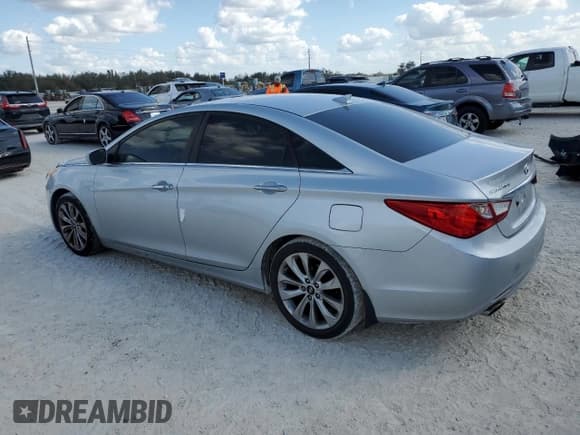 ✅ 2013 Hyundai Sonata SE • VIN: 5NPEC4AC1DH724107 • Lot: 77069404. Listed on Copart with 92,245 mi. Free auction sales archive from the USA and detailed vehicle history report at DreamBid. Image 2.