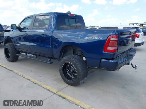 2020 Ram 1500 Big Horn z VIN 1C6SRFFTXLN108482, wystawiony jako IAAI lot #42850582 z przebiegiem 140 296 mil mil oraz . Historia ofert i sprzedaży dostępna na DreamBid. Obrazek 3.