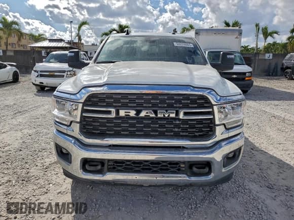 ✅ 2024 Ram 2500 Big Horn • VIN: 3C6UR5JL4RG340524 • Lot: 94228865. Wystawiony na Copart z przebiegiem 8 693 mil. Bezpłatny archiwum sprzedaży aukcyjnych z USA i szczegółowy raport historii pojazdu na DreamBid. Zdjęcie 5.