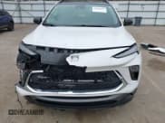 ✅ 2024 Buick Encore GX Sport Touring • VIN: KL4AMESL6RB011206 • Lot: 42092669. Wystawiony na IAAI z przebiegiem 18 282 mil. Bezpłatny archiwum sprzedaży aukcyjnych z USA i szczegółowy raport historii pojazdu na DreamBid. Zdjęcie 13.