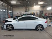 ✅ 2015 Volvo S60 T6 R-Design Platinum • VIN: YV1902THXF2313472 • Lot: 41454201. Wystawiony na IAAI z przebiegiem 64 106 mil. Bezpłatny archiwum sprzedaży aukcyjnych z USA i szczegółowy raport historii pojazdu na DreamBid. Zdjęcie 15.