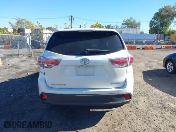 ✅ 2014 Toyota Highlander LE Plus • VIN: 5TDBKRFH9ES005206 • Lot: 43465016. Wystawiony na IAAI z przebiegiem 149 901 mil. Bezpłatny archiwum sprzedaży aukcyjnych z USA i szczegółowy raport historii pojazdu na DreamBid. Zdjęcie 16.