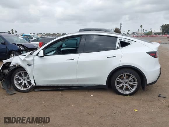 ✅ 2023 Tesla Model Y Long Range • VIN: 7SAYGDEEXPF607886 • Лот: 43425080. Опубликован ранее на IAAI с пробегом 42 300 миль. Бесплатный доступ к архиву аукционных продаж из США и подробный отчёт об истории автомобиля на DreamBid. Изображение 15.