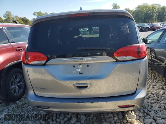 ✅ 2017 Chrysler Pacifica Touring • VIN: 2C4RC1DG3HR621195 • Lot: 84203865. Listed on Copart with 139,825 mi. Free auction sales archive from the USA and detailed vehicle history report at DreamBid. Image 6.