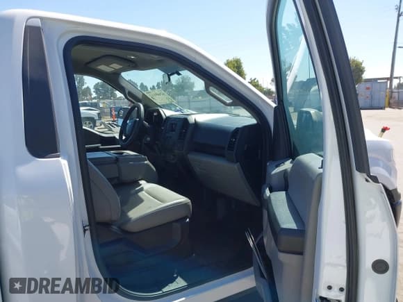 ✅ 2018 Ford F-150 XL • VIN: 1FTMF1CB1JKC01852 • Lot: 42449112. Wystawiony na IAAI z przebiegiem 99 105 mil. Bezpłatny archiwum sprzedaży aukcyjnych z USA i szczegółowy raport historii pojazdu na DreamBid. Zdjęcie 5.