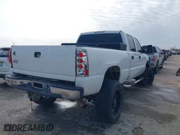 ✅ 2001 Chevrolet Silverado 2500HD LS • VIN: 1GCHK23U51F199522 • Lot: 41552550. Wystawiony na IAAI z przebiegiem 291 272 mil. Bezpłatny archiwum sprzedaży aukcyjnych z USA i szczegółowy raport historii pojazdu na DreamBid. Zdjęcie 4.