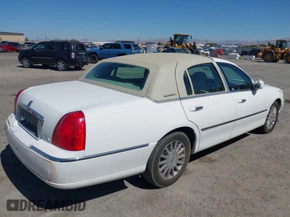 ✅ 2003 Lincoln Town Car Executive • VIN: 1LNHM81W73Y661342 • Lot: 43358303. Wystawiony na IAAI z przebiegiem 168 891 mil. Bezpłatny archiwum sprzedaży aukcyjnych z USA i szczegółowy raport historii pojazdu na DreamBid. Zdjęcie 4.