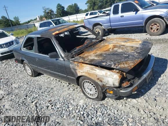 1984 BMW 3 Series z VIN WBAAK740XE9022606, wystawiony jako Copart lot #70671275 z przebiegiem Nie podano mil oraz Nie do naprawy • Non repairable. Historia ofert i sprzedaży dostępna na DreamBid. Obrazek 4.
