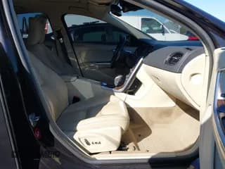 ✅ 2014 Volvo S60 T5 • VIN: YV1612FS8E2295463 • Lot: 43597527. Wystawiony na IAAI z przebiegiem 109 216 mil. Bezpłatny archiwum sprzedaży aukcyjnych z USA i szczegółowy raport historii pojazdu na DreamBid. Zdjęcie 5.