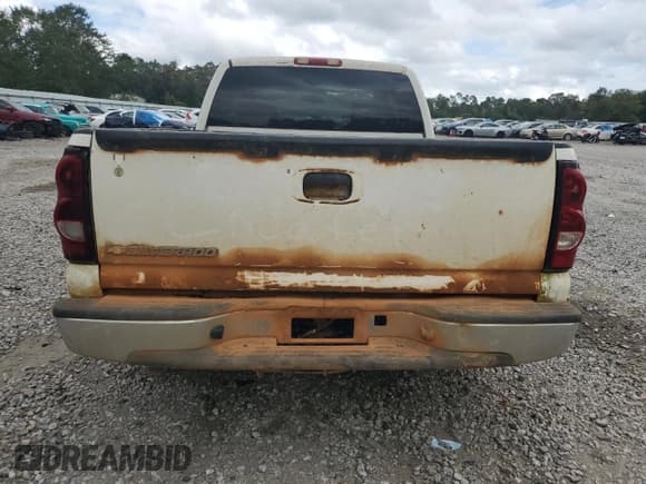 ✅ 2006 Chevrolet Silverado 1500 LS • VIN: 2GCEC19T561153423 • Лот: 84610645. Опубликован ранее на Copart с пробегом 303 107 миль. Бесплатный доступ к архиву аукционных продаж из США и подробный отчёт об истории автомобиля на DreamBid. Изображение 6.