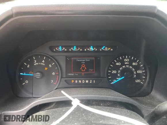 ✅ 2017 Ford F-150 XL • VIN: 1FTMF1CF2HKE54711 • Lot: 55502395. Wystawiony na Copart z przebiegiem 86 587 mil. Bezpłatny archiwum sprzedaży aukcyjnych z USA i szczegółowy raport historii pojazdu na DreamBid. Zdjęcie 9.