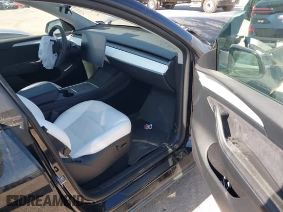 ✅ 2023 Tesla Model Y Performance • VIN: 7SAYGDEF1PF784383 • Lot: 43520884. Wystawiony na IAAI z przebiegiem 24 014 mil. Bezpłatny archiwum sprzedaży aukcyjnych z USA i szczegółowy raport historii pojazdu na DreamBid. Zdjęcie 5.