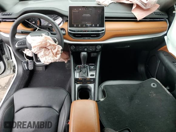 ✅ 2024 Jeep Compass Limited • VIN: 3C4NJDCN5RT128297 • Lot: 81439605. Wystawiony na Copart z przebiegiem 18 949 mil. Bezpłatny archiwum sprzedaży aukcyjnych z USA i szczegółowy raport historii pojazdu na DreamBid. Zdjęcie 8.