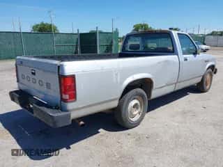 1990 Dodge Dakota S z VIN 1B7GL26X8LS614227, wystawiony jako IAAI lot #42327078 z przebiegiem 82 555 mil mil oraz . Historia ofert i sprzedaży dostępna na DreamBid. Obrazek 4.