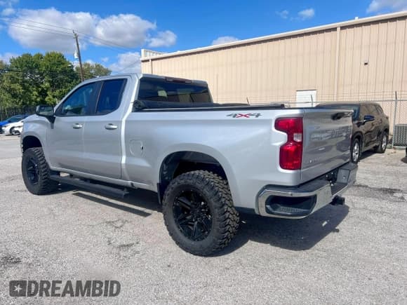 ✅ 2020 Chevrolet Silverado 1500 LT • VIN: 1GCRYDED9LZ156735 • Лот: 93245825. Опубликован ранее на Copart с пробегом 107 393 миль. Бесплатный доступ к архиву аукционных продаж из США и подробный отчёт об истории автомобиля на DreamBid. Изображение 3.