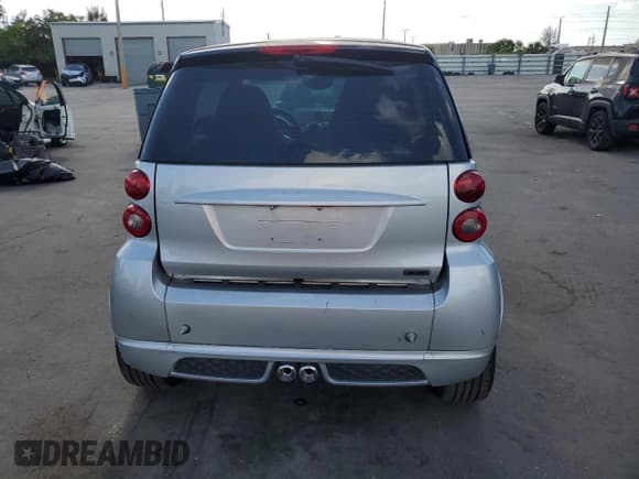 ✅ 2009 Smart fortwo Pure • VIN: WMEEJ31X49K251526 • Lot: 61791605. Wystawiony na Copart z przebiegiem 133 650 mil. Bezpłatny archiwum sprzedaży aukcyjnych z USA i szczegółowy raport historii pojazdu na DreamBid. Zdjęcie 6.