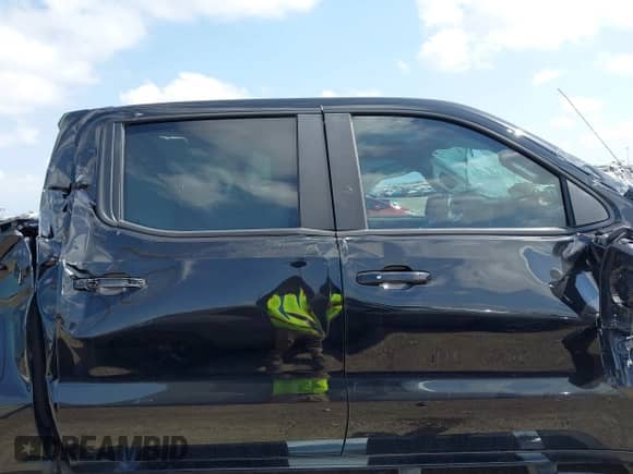 2022 Chevrolet Silverado 1500 LT z VIN 1GCPWCED0NZ201765, wystawiony jako IAAI lot #42423674 z przebiegiem 40 001 mil mil oraz . Historia ofert i sprzedaży dostępna na DreamBid. Obrazek 13.