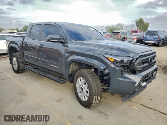 ✅ 2025 Toyota Tacoma SR5 • VIN: 3TMLB5JN9SM125531 • Lot: 94827635. Wystawiony na Copart z przebiegiem 6 018 mil. Bezpłatny archiwum sprzedaży aukcyjnych z USA i szczegółowy raport historii pojazdu na DreamBid. Zdjęcie 4.