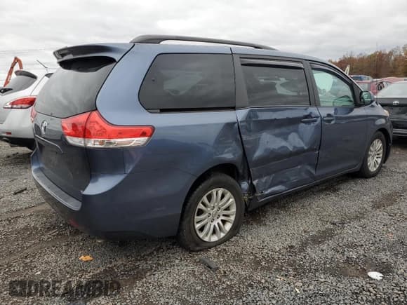 ✅ 2013 Toyota Sienna XLE • VIN: 5TDYK3DC9DS352385 • Лот: 90857285. Опубликован ранее на Copart с пробегом 47 200 миль. Бесплатный доступ к архиву аукционных продаж из США и подробный отчёт об истории автомобиля на DreamBid. Изображение 3.