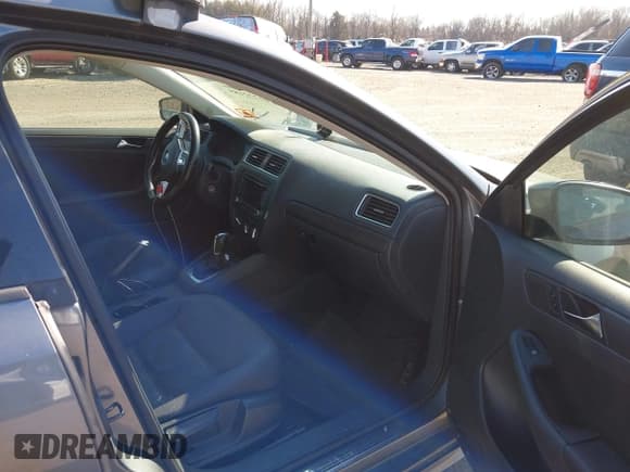 ✅ 2011 Volkswagen Jetta SE • VIN: 3VWDZ7AJ4BM080178 • Lot: 41772185. Wystawiony na IAAI z przebiegiem 140 897 mil. Bezpłatny archiwum sprzedaży aukcyjnych z USA i szczegółowy raport historii pojazdu na DreamBid. Zdjęcie 5.