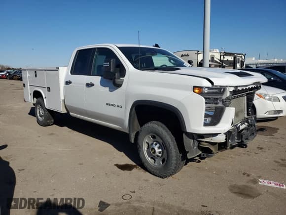 ✅ 2022 Chevrolet Silverado 2500HD • VIN: 1GB2WLE7XNF141794 • Lot: 79089104. Wystawiony na Copart z przebiegiem 55 043 mil. Bezpłatny archiwum sprzedaży aukcyjnych z USA i szczegółowy raport historii pojazdu na DreamBid. Zdjęcie 4.