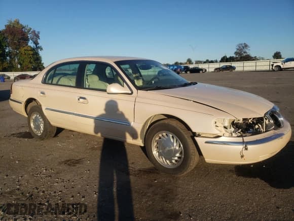 ✅ 1998 Lincoln Continental • VIN: 1LNFM97V3WY647762 • Lot: 77062294. Listed on Copart with 153,553 mi. Free auction sales archive from the USA and detailed vehicle history report at DreamBid. Image 4.