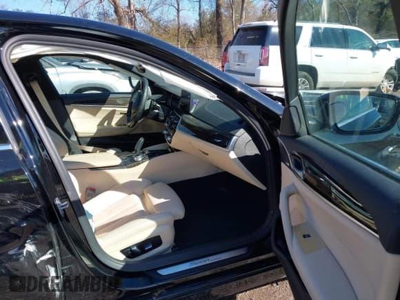 ✅ 2019 BMW 5 Series 530i • VIN: WBAJA5C56KWW03537 • Lot: 41430626. Listed on IAAI with 98,240 mi. Free auction sales archive from the USA and detailed vehicle history report at DreamBid. Image 5.