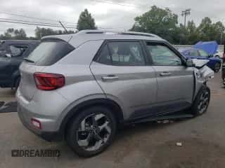 2024 Hyundai Venue SEL z VIN KMHRC8A34RU318310, wystawiony jako Copart lot #69628794 z przebiegiem 5 467 mil mil oraz Szkoda całkowita • Salvage title. Historia ofert i sprzedaży dostępna na DreamBid. Obrazek 3.